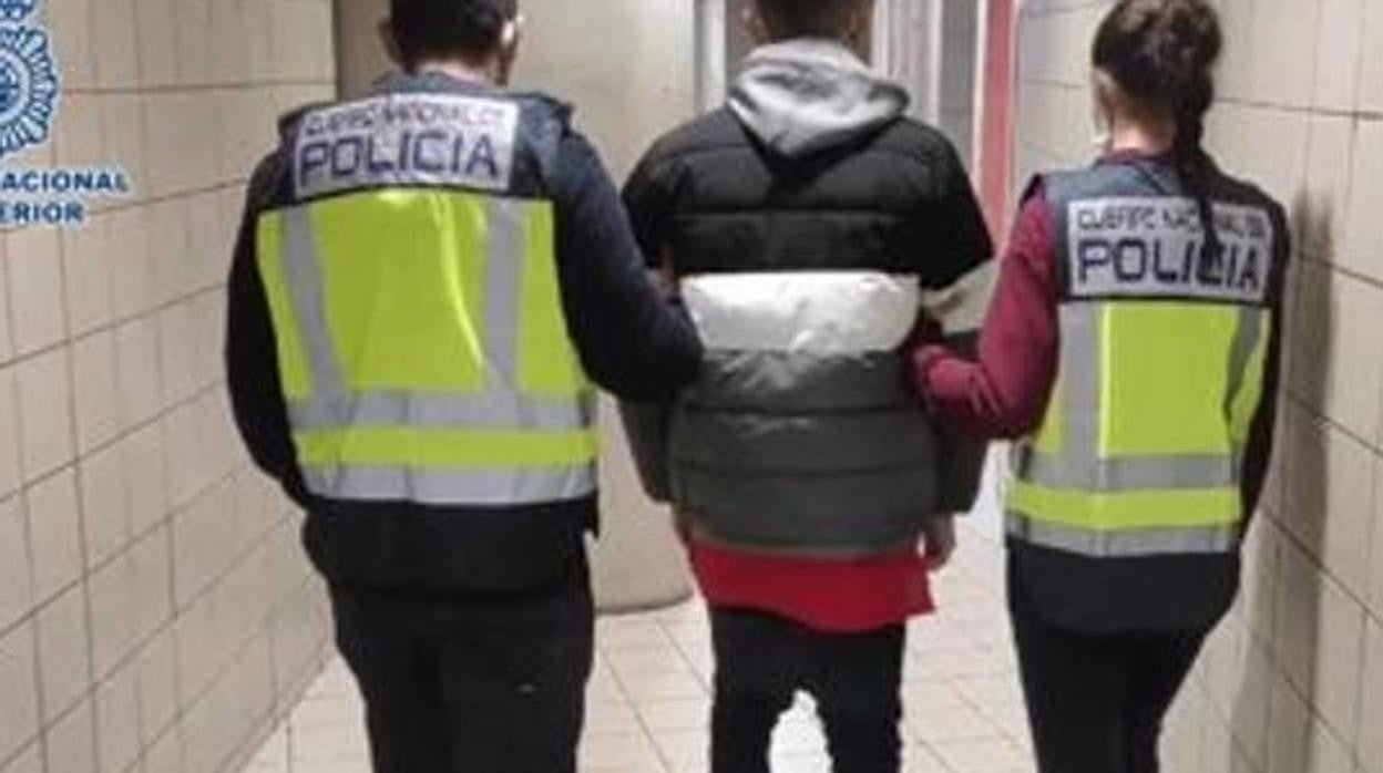 Imagen de archivo de un pandillero detenido por la Policía