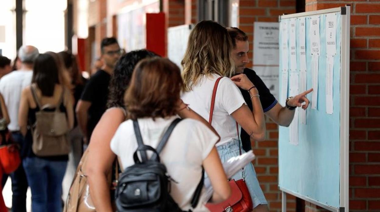 Imagen de archivo tomada durante el examen de una oposición en Valencia