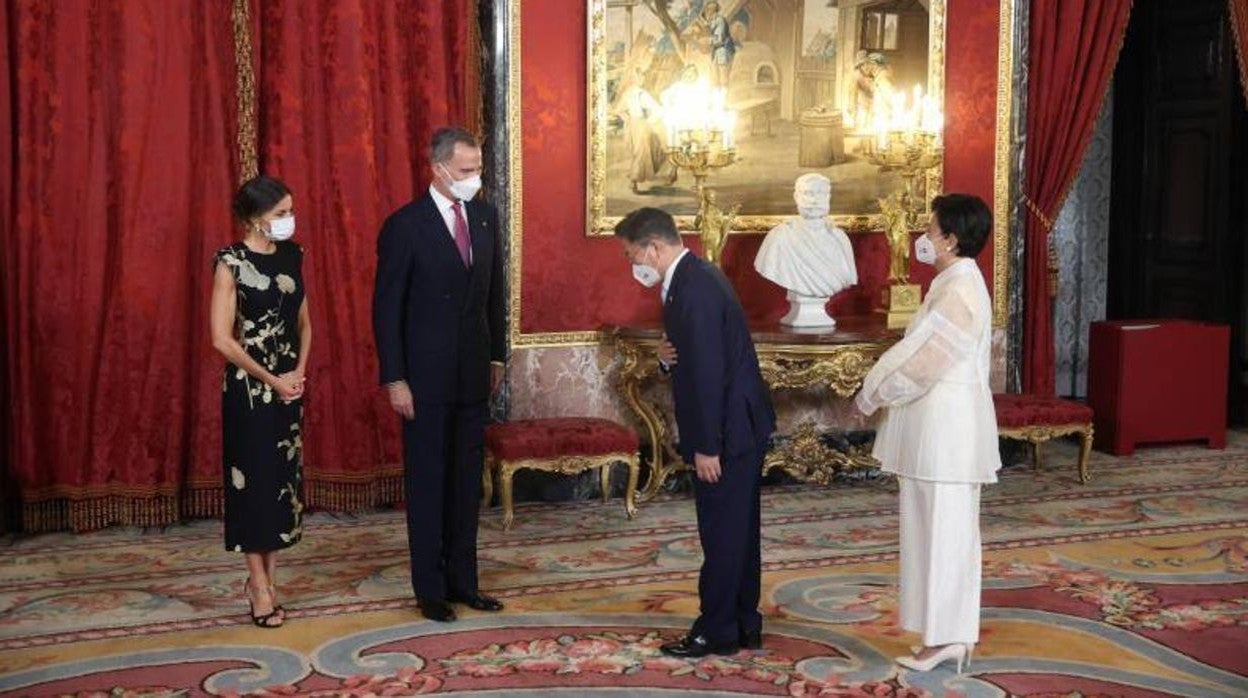 Los Reyes junto al presidente de la República de Corea Moon Jae-In y su esposa Kim Jung-Sook durante una cena de Estado