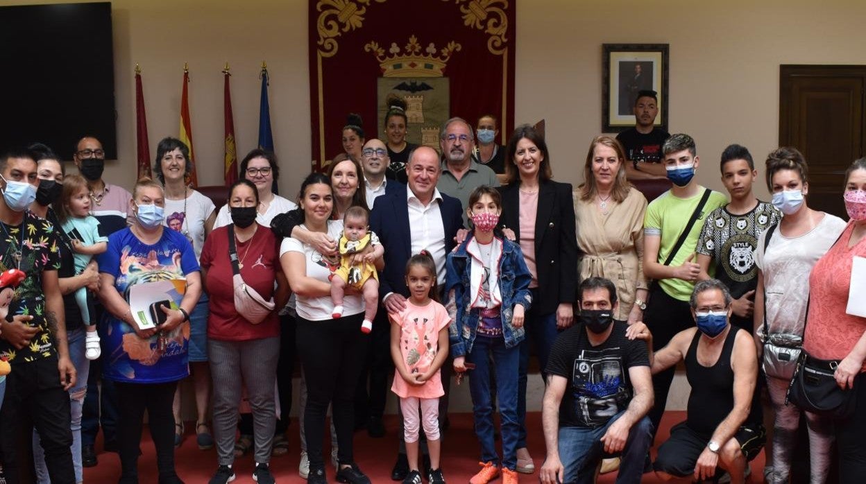 Emilio Sáez junto a las familias que se han beneficiado con las promociones de viviendas