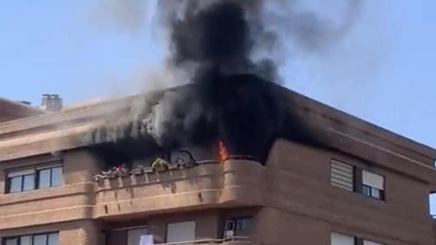 Un herido por intoxicación en el incendio de una vivienda en Valencia