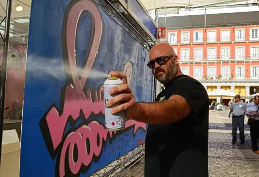 El grafitero Paco Reyes rinde homenaje a Muelle en la Plaza Mayor