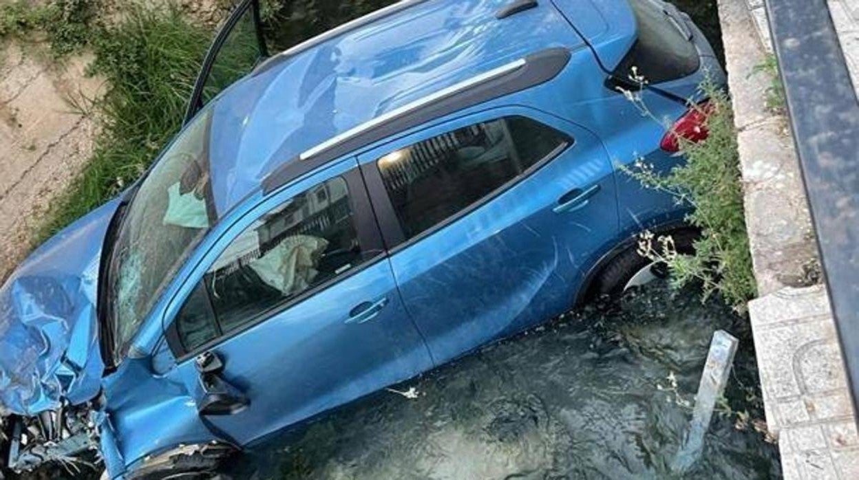 Imagen del vehículo del conductor que ha atropellado a dos personas en Canals (Valencia)