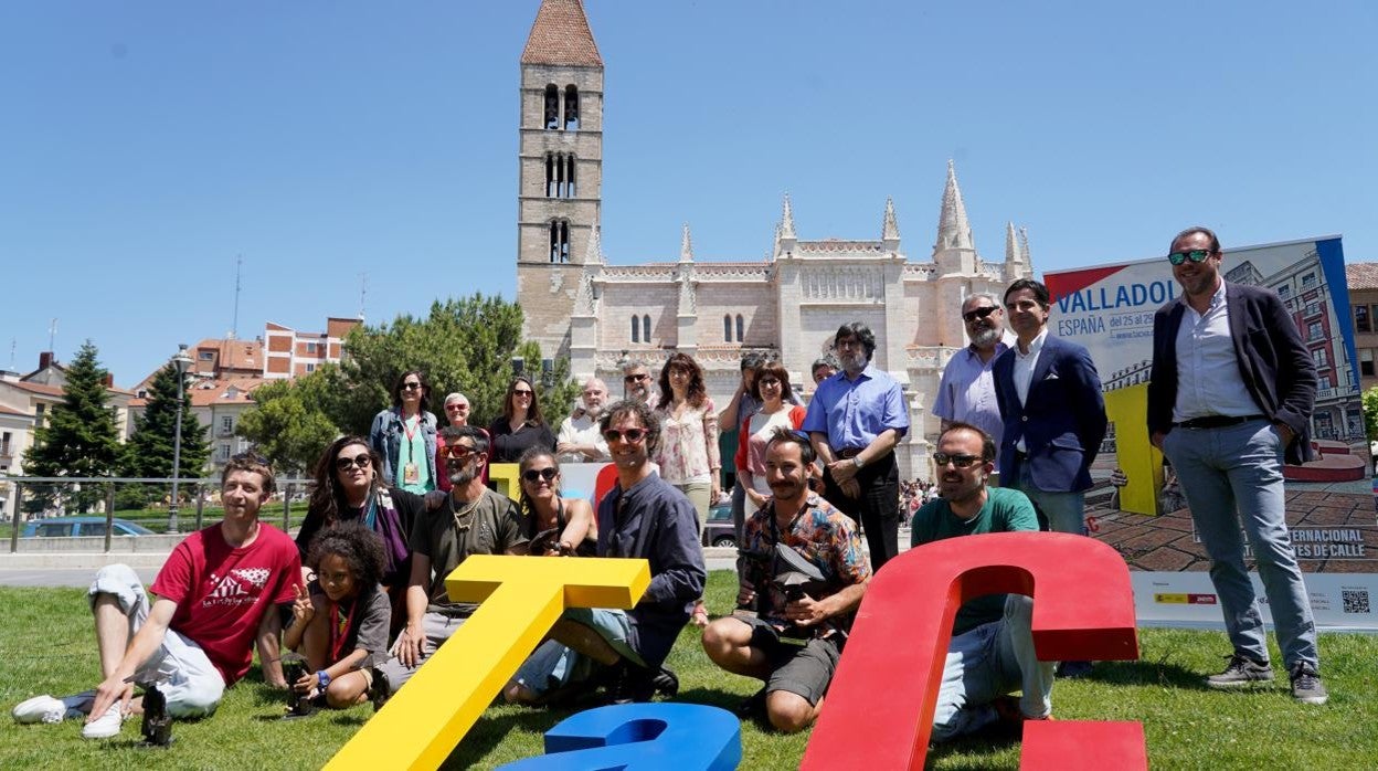 Ganadores de los Premios del TAC-2022 acompados por autoridades y miembros del jurado y de la organización