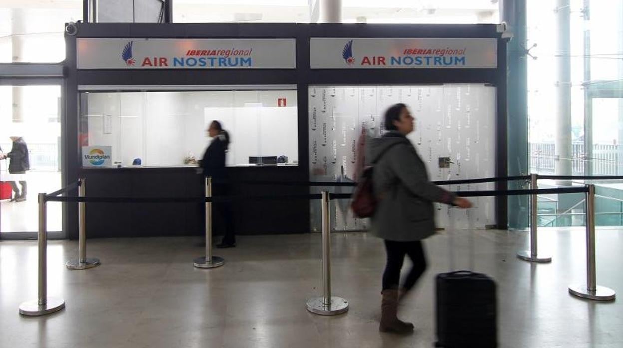 Imagen de archivo de un stand de Air Nostrum en el aeropuerto de Manises (Valencia)