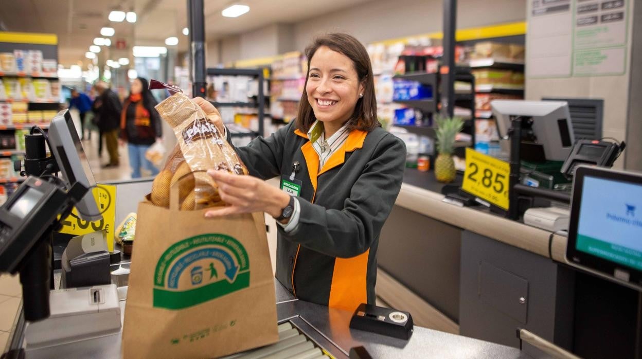 Una cajera de Mercadona mete la compra de un usuario en bolsas