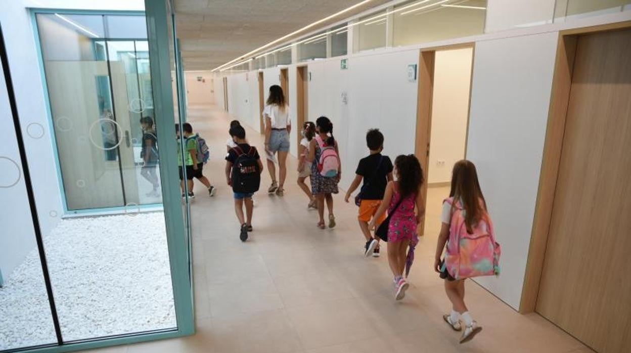 Una profesora acompaña a alumnos de Educación Primaria a un aula del colegio Les Arts de Valencia