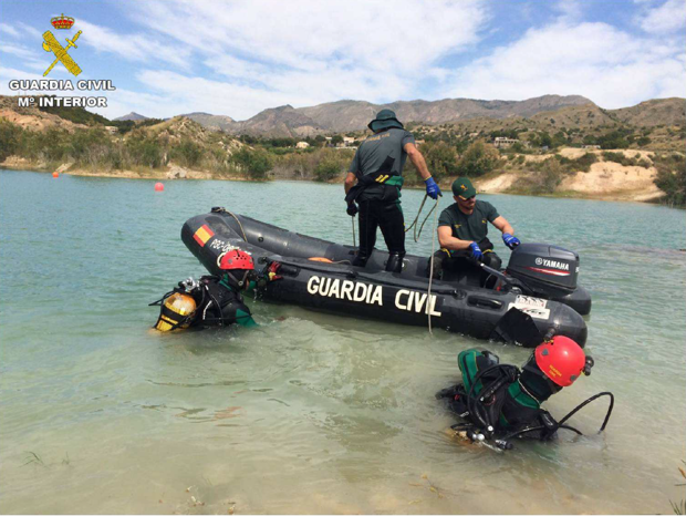 La difícil búsqueda de los buceadores de la Guardia Civil del cadáver de un ahogado en un embalse