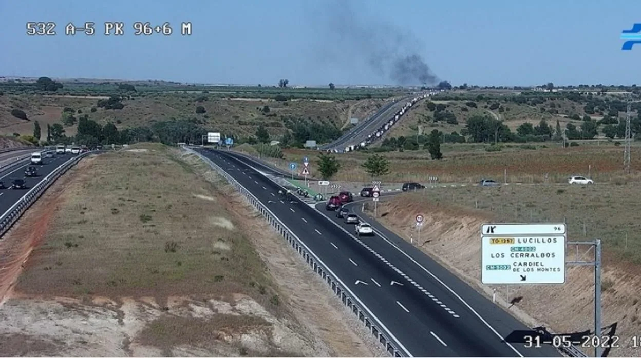 Imagen de una cámara de la DGT. Al fondo puede verse el humo del camión