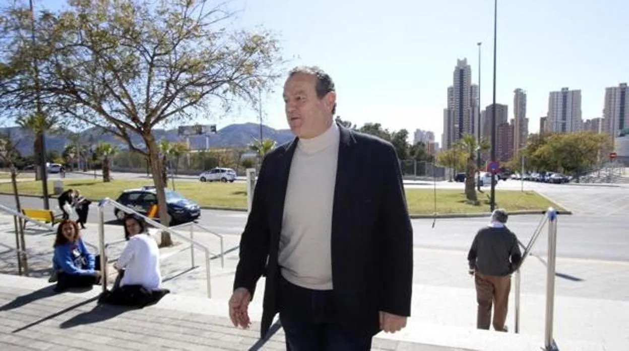 El exconcejal delegado de Recursos Humanos Juan Ramón Martínez, llegando al jjuzgado en Benidorm para declarar en el caso de los enchufes