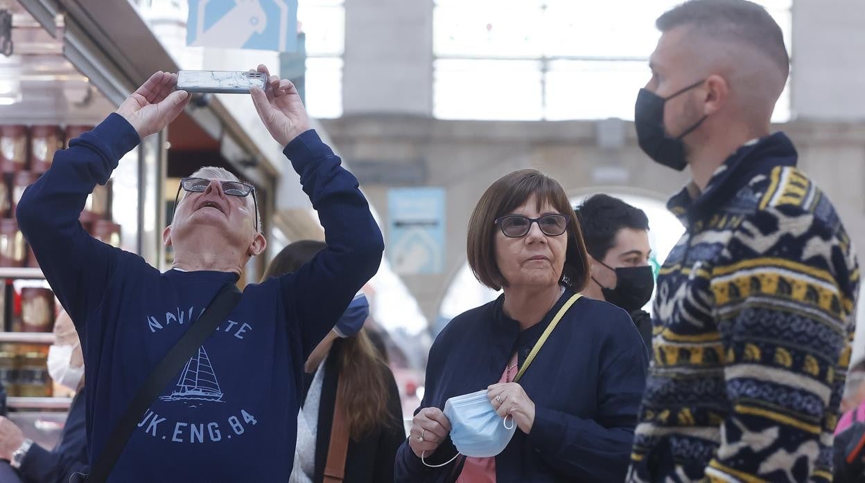 Imagen de archivo de personas con y sin mascarillas por el coronavirus en Valencia