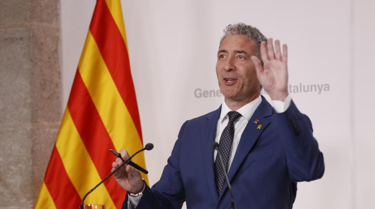 Josep Gonzàlez-Cambray, consejero de Educación, hoy, durante la rueda de prensa tras la reunión del Govern