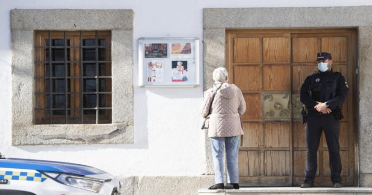 Regitro policial en el Ayuntamiento de San Martín de Valdeiglesias