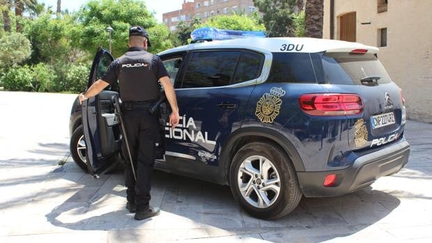 Un agente de la Policía Nacional salva a un hombre que se desangraba al caer sobre una mesa de cristal en Valencia