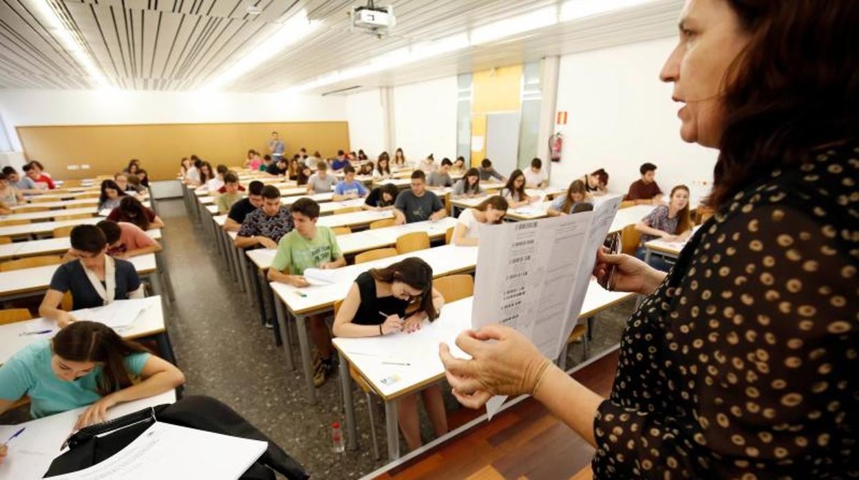 Imagen de archivo tomada durante un examen de selectividad en Valencia