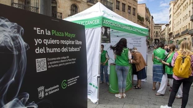 Recogen firmas para convertir la Plaza Mayor de Salamanca en un espacio libre de humo