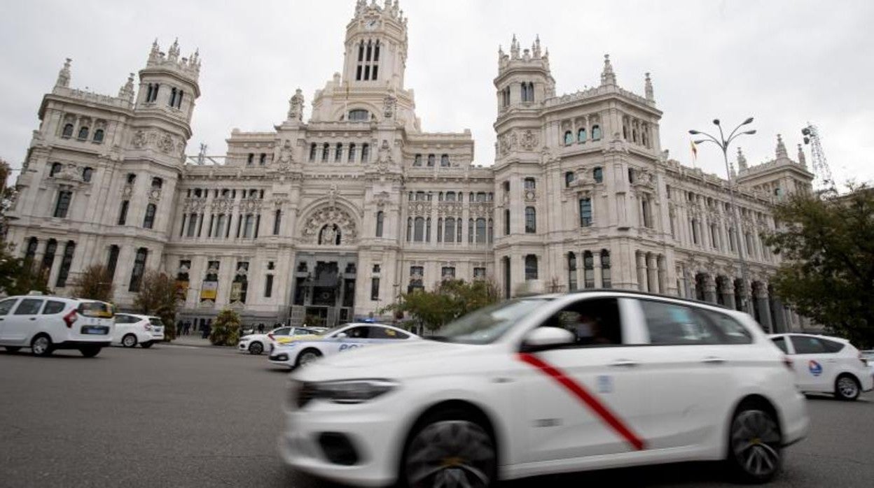 Protesta de taxi frente a la sede del Ayuntamiento, en Cibeles