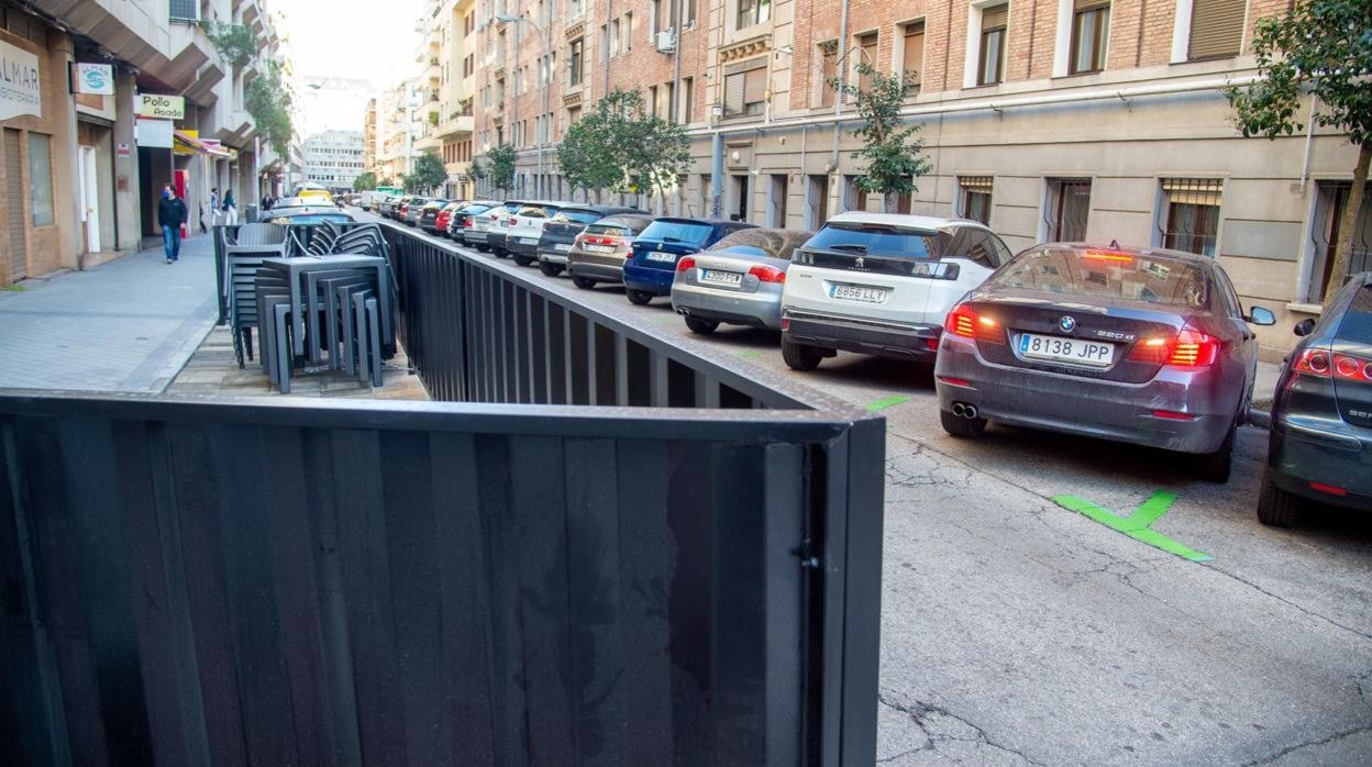 Terrazas en bandas de aparcamiento en la calle de Ponzano