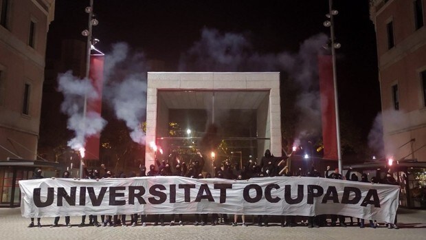Estudiantes independentistas ocupan el campus de la UPF para reclamar el catalán en las aulas