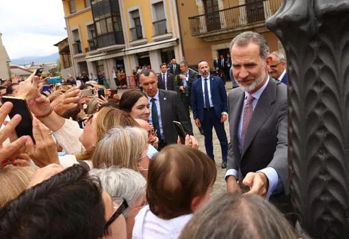 El Rey saluda a los ponferradinos congregados junto al Ayuntamiento