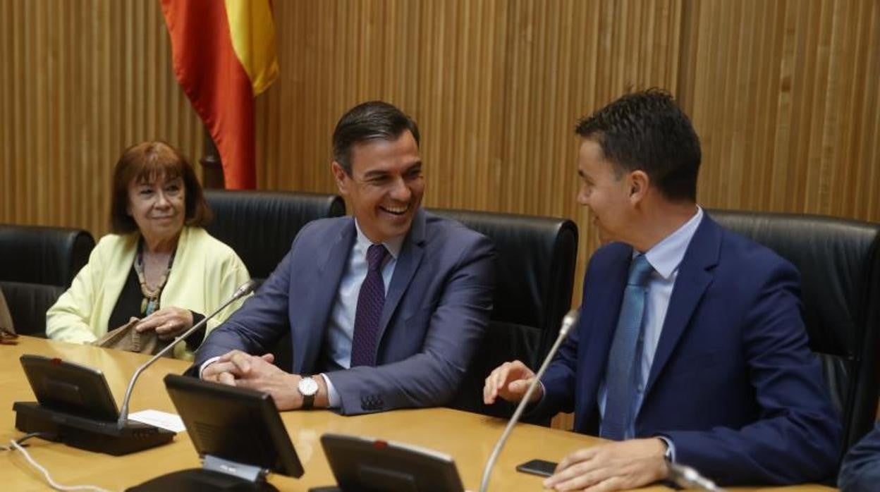 Pedro Sánchez junto a Cristina Narbona y Héctor Gómez este miércoles durante la reunión de diputados y senadores del PSOE