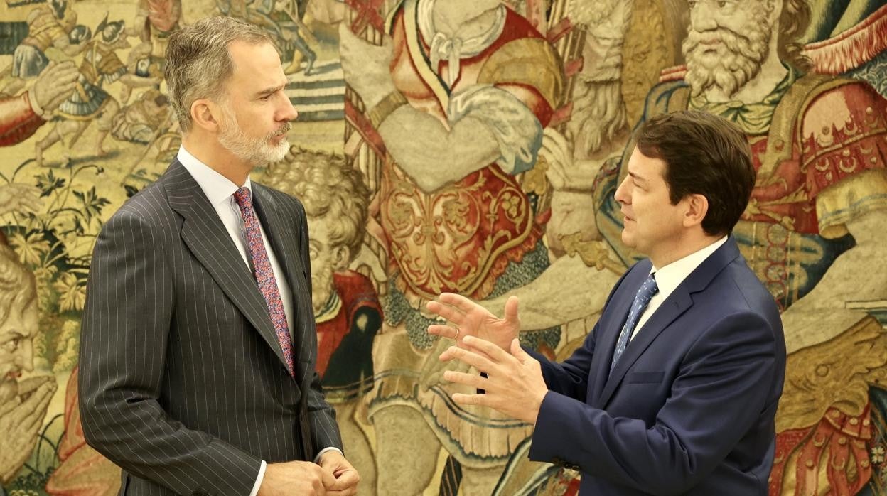 El rey Felipe VI recibe al presidente de la Junta de Castilla y León, Alfonso Fernández Mañueco.