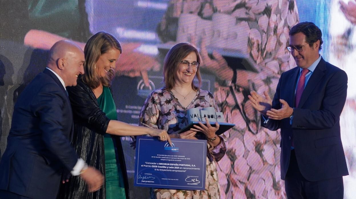 La directora general de Michelin España Portugal, María de la Paz Robina, recoge el Premio CEOE Castilla y León 2021, Michelin España Portugal, S.A., de manos de la presidenta de la CEOE Valladolid