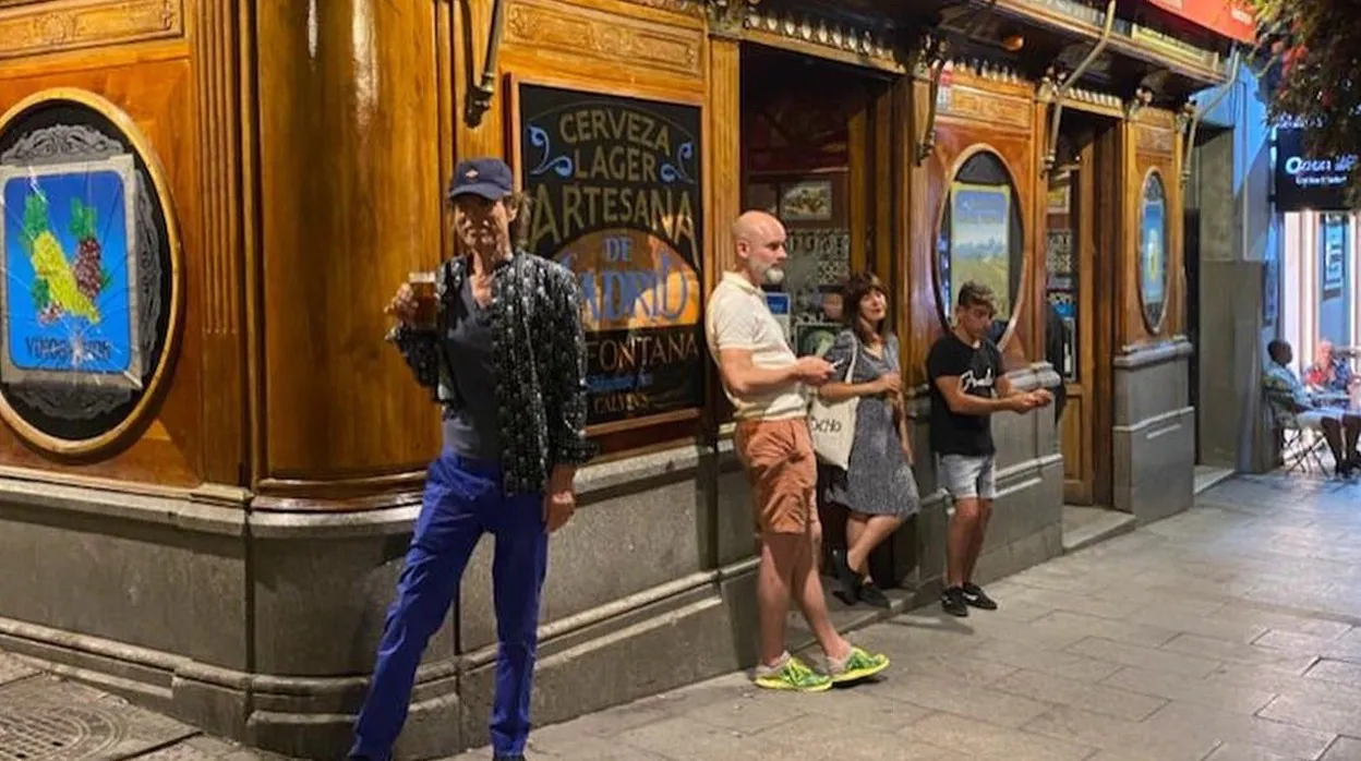 Mick Jagger, disfrutando de una cerveza en Chueca al lado de varios madrileños incautos