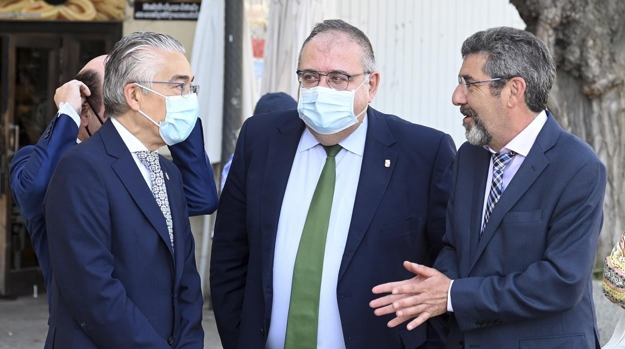 El consejero de Sanidad, Alejandro Vázquez charla con el doctor Ignacio Agundez y el delegado de la Junta en Burgos, Roberto Sáiz