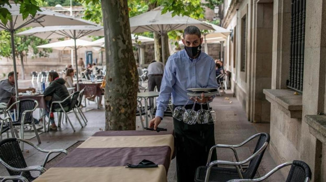 Un camarero en una terraza de un establecimiento hostelero en Orense