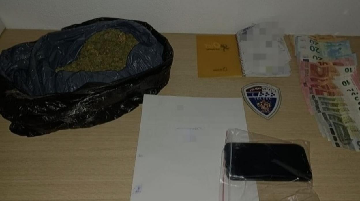 Droga, dinero y la libreta que llevaba el detenido