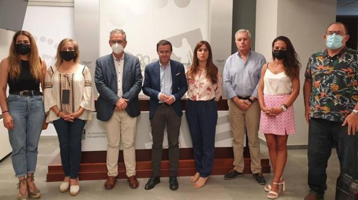 Los alcaldes de Don Benito y Villanueva junto a los portavoces municipales.