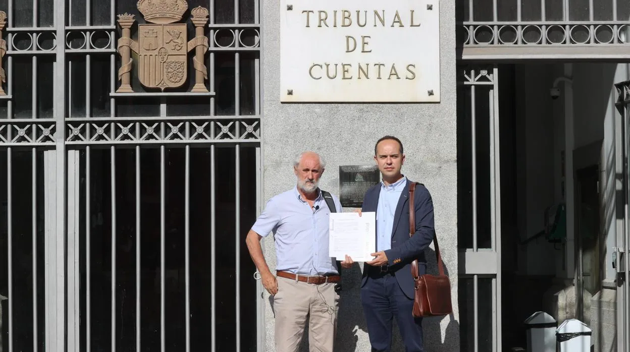 Luis Cueto y José Manuel Calvo presentan la denuncia en el Tribunal de Cuentas esta mañana