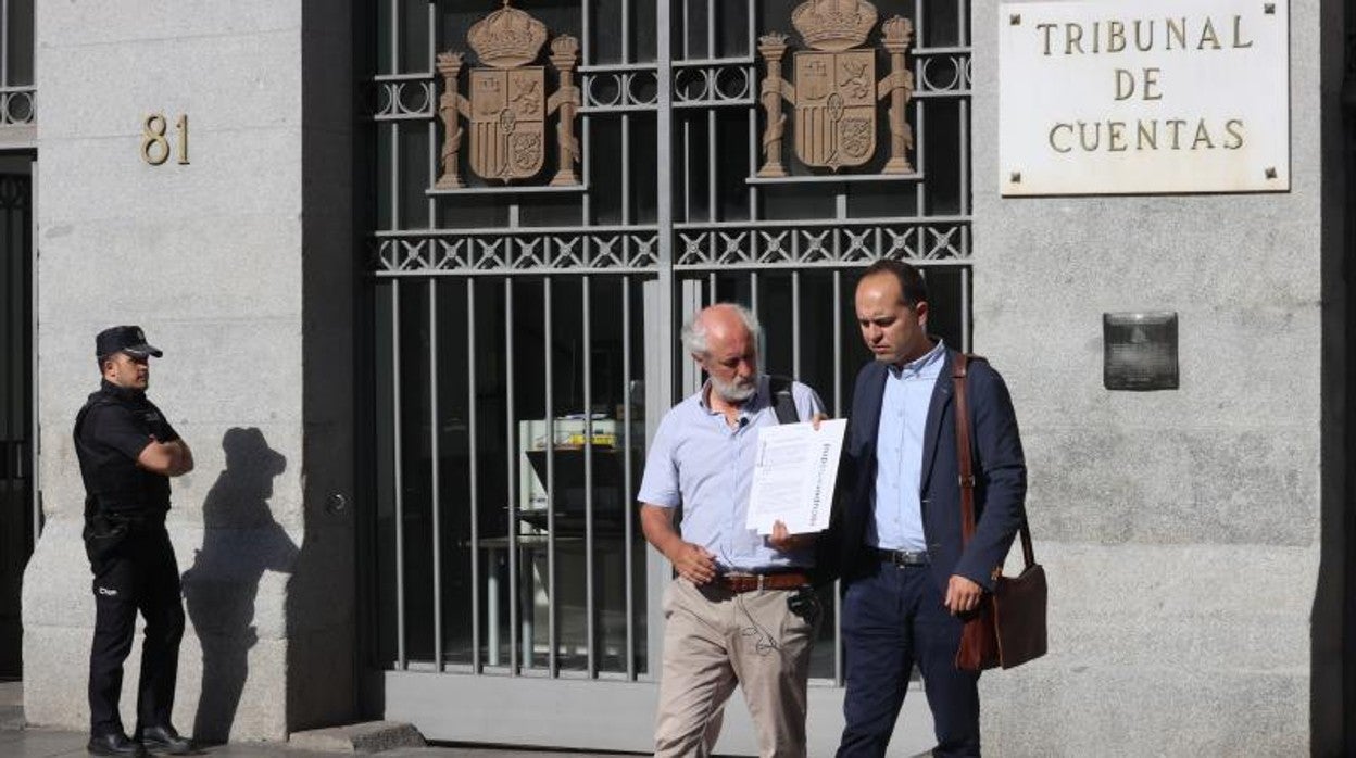 Los ediles Luis Cueto y José Manuel Calvo, con la denuncia por financiación ilegal