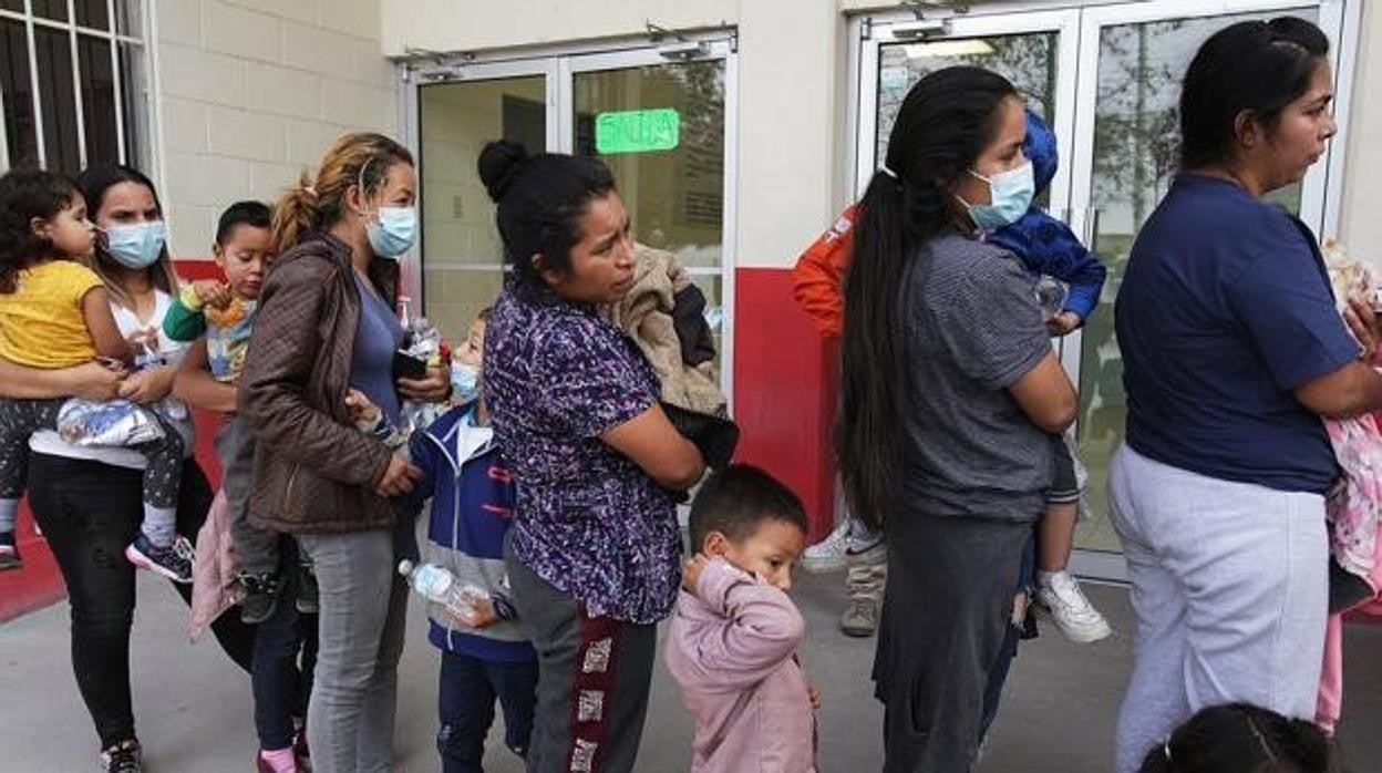 Una imagen de archivo de familias intentan acceder a Estados Unidos a través de Ciudad Juárez