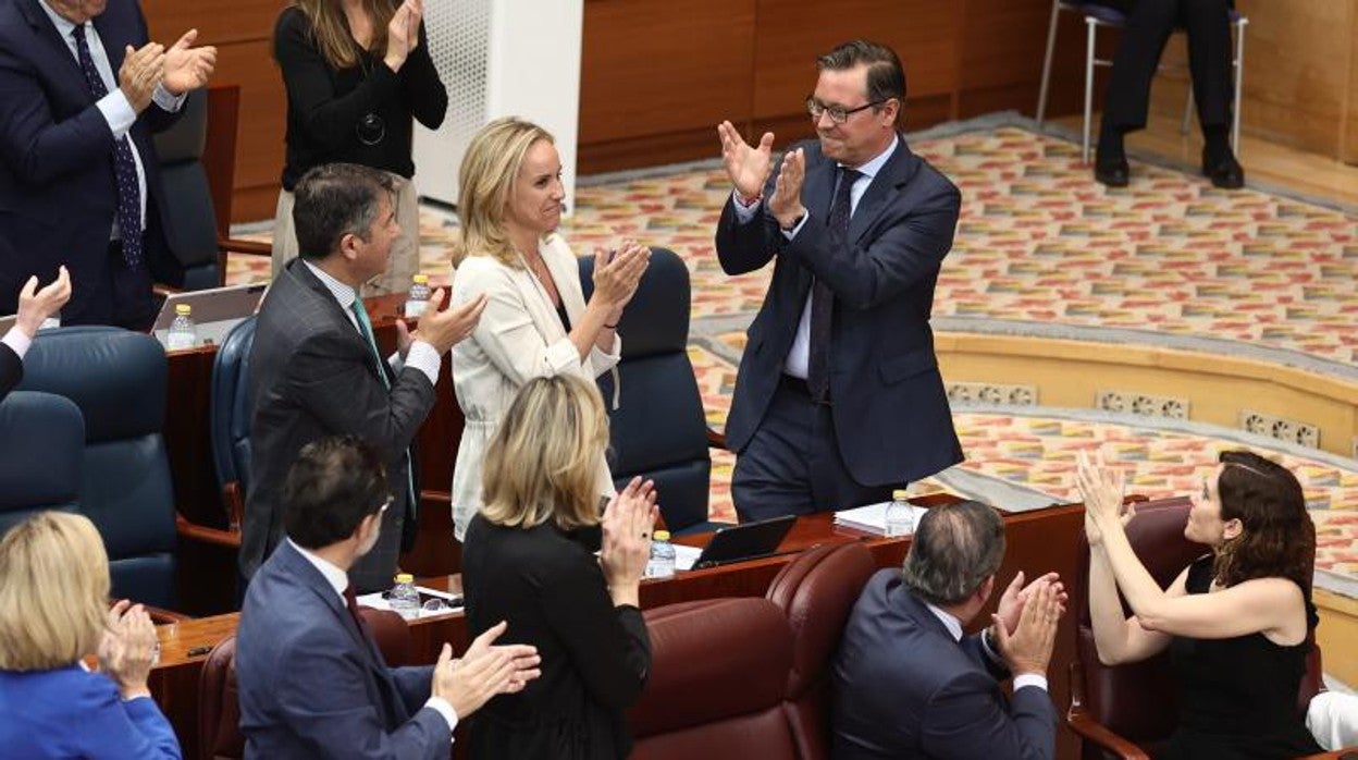 Isabel Díaz Ayuso y el grupo popular en la Asamblea aplauden la última intervención como portavoz de Alfonso Serrano