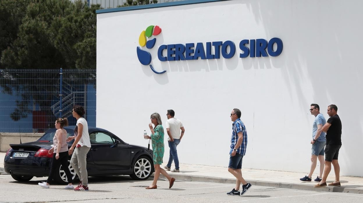 Trabajadores de Siro en Venta de Baños, a la puerta de la empresa