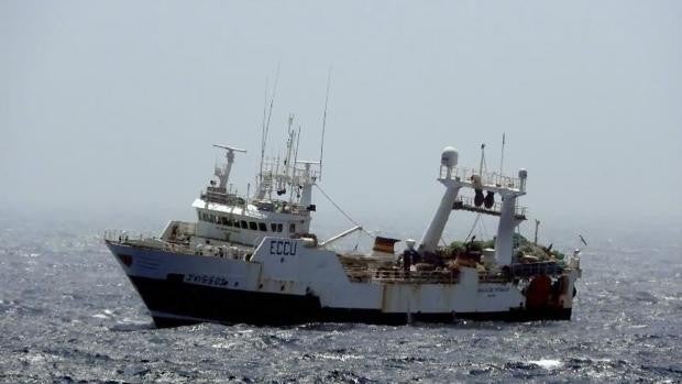 Un barco viajará hasta el lugar del naufragio del Pitanxo, pero no para bajar al pecio