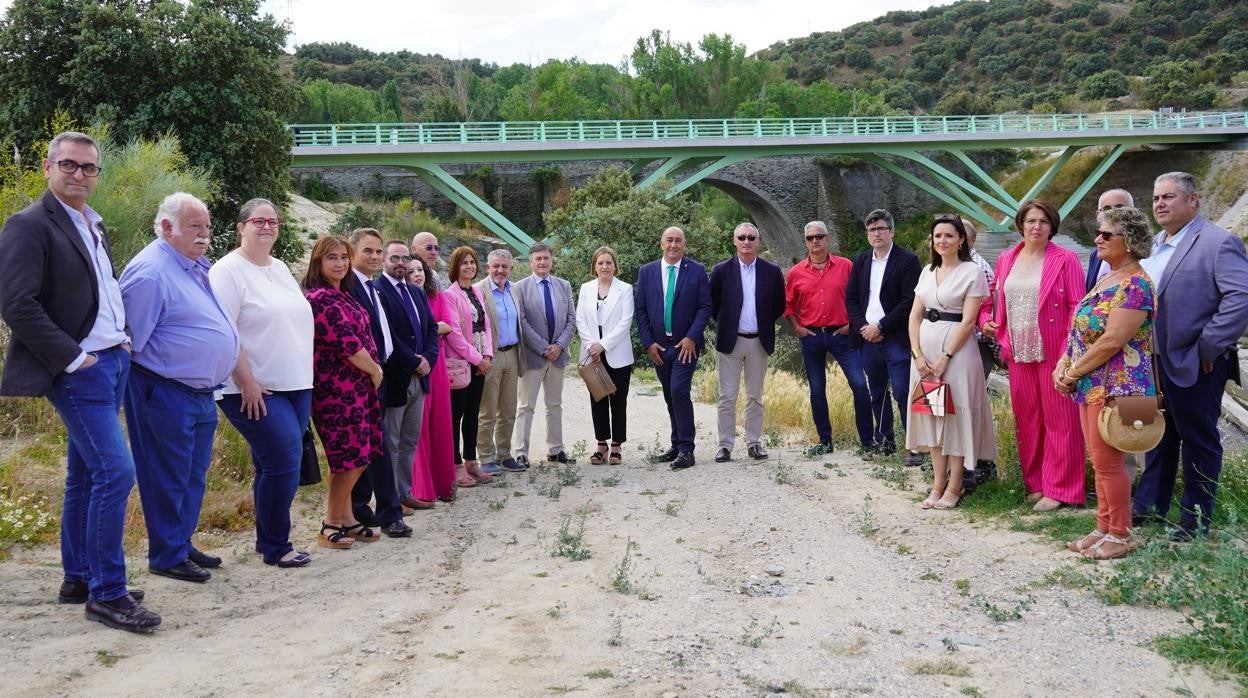 Inauguración del puente sobre el Eresma en Bernardos, con la presencia del presidente de la Diputación de Segovia