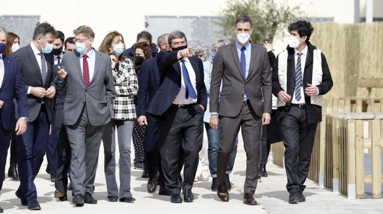 Ximo Puig con el presidente del Gobierno, Pedro Sánchez, y varios ministros, en una visita a la Comunidad Valenciana, todos con mascarilla