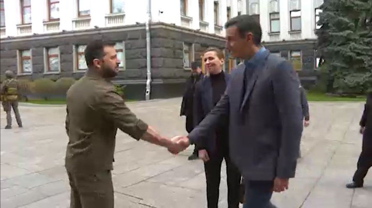 El presidente del gobierno ucraniano, Volodímir Zelenski, saluda al jefe del Gobierno español, Pedro Sánchez, el pasado mes de abril en Kiev