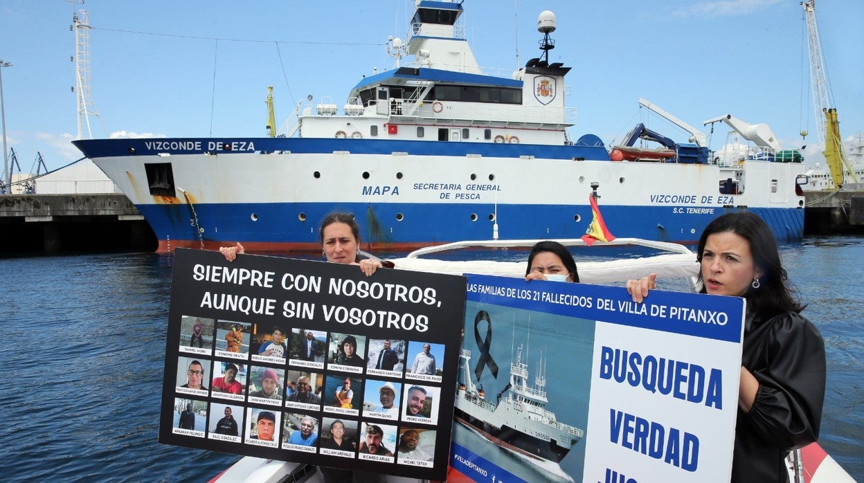 Una representación de las familias, este sábado ante el Vizconde de Eza, en Vigo