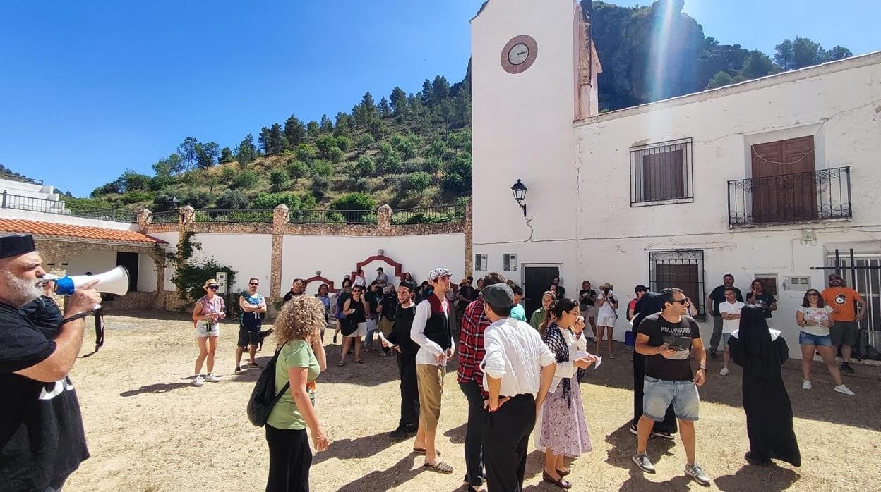 Algunos de los asistentes a la 'quedada' en la plaza Vieja de Molinicos