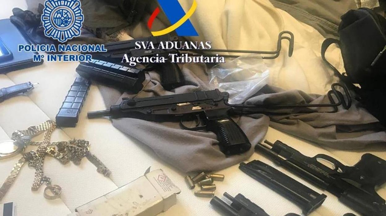 Algunas de las armas incautadas a la organización criminal