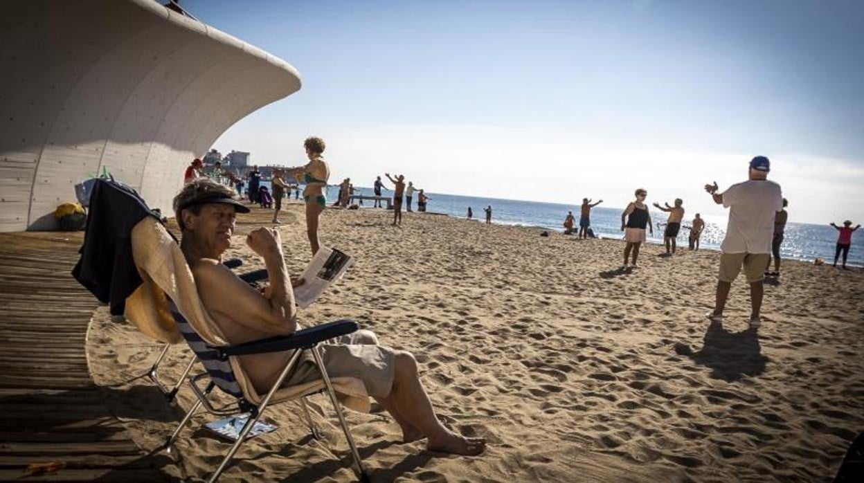 Turistas mayores en la Playa de Poniente de Benidorm