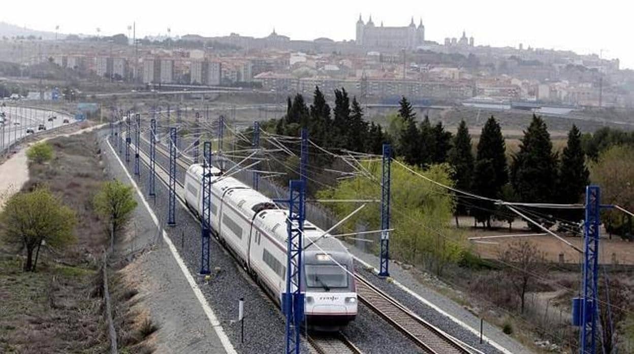 Un AVE sale de la estación de Toledo con rumbo a Madrid