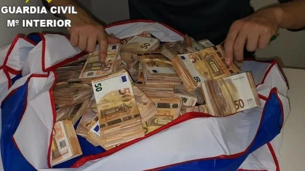 Descubren 400.000 euros en fajos de billetes en la maleta de un viajero que volaba de Valencia a Turquía