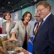 Reyes Maroto junto al alcalde de Benidorm y Ximo Puig, en la feria del turismo de Londres