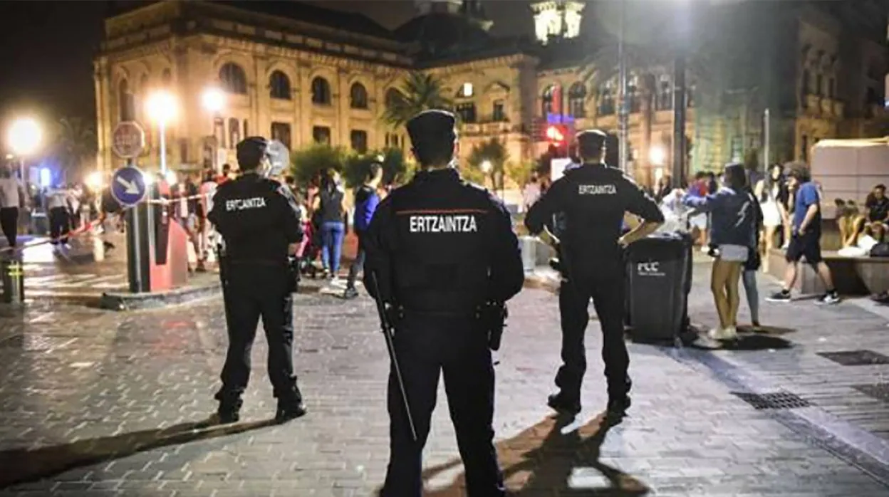 Agentes de la Ertzaintza vigilan aglomeraciones durante las 'no-fiestas' del verano de 2021