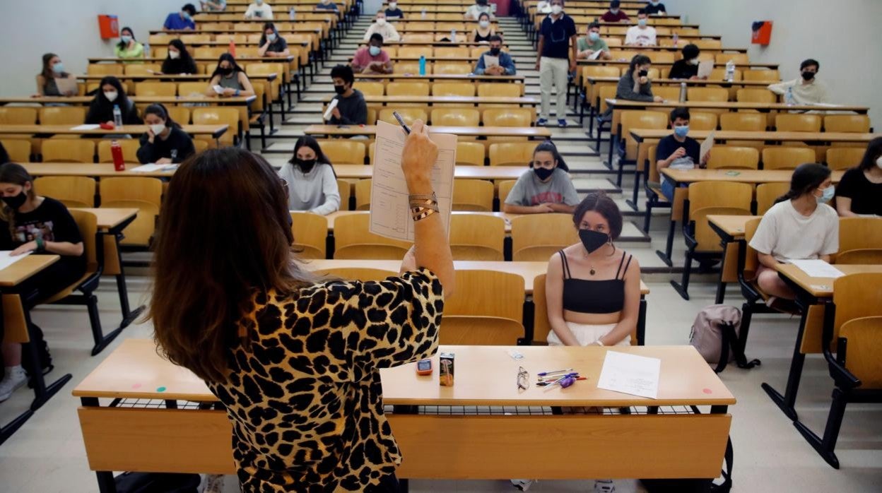 Decenas de estudiantes se examinan, en 2021, de la EBAU en una universidad de Madrid